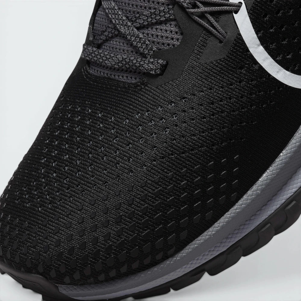 Details the premium abrasion-resistant skin layers wrapping the front toe cap protection matrix and the precision tracking along the eyelet lines.