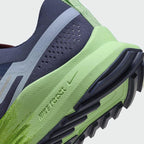 Detailed zoom on the outsole and midsole of the Nike React Pegasus Trail 4 Men's blue running shoes, highlighting the responsive React foam cushioning and rugged rubber outsole.