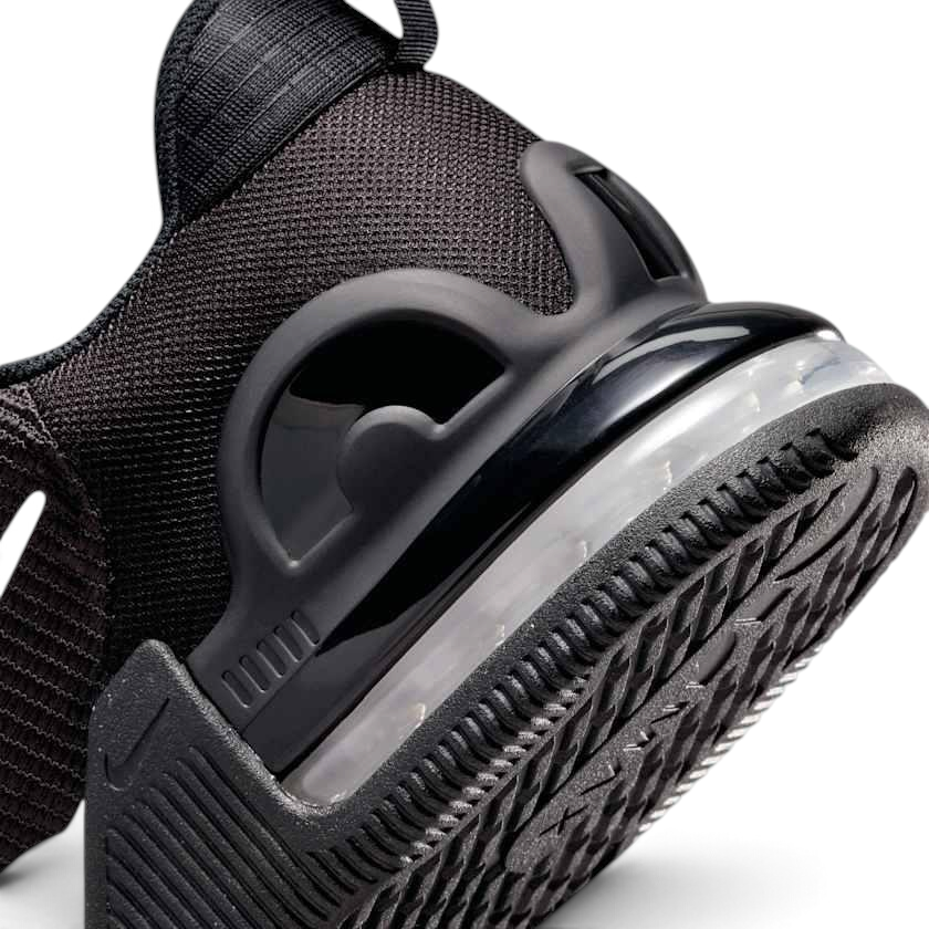 Detailed zoom on the outsole and midsole of the Nike Air Max Alpha Trainer 5 Men's black, highlighting the cushioned foam, visible Max Air, and sturdy rubber.