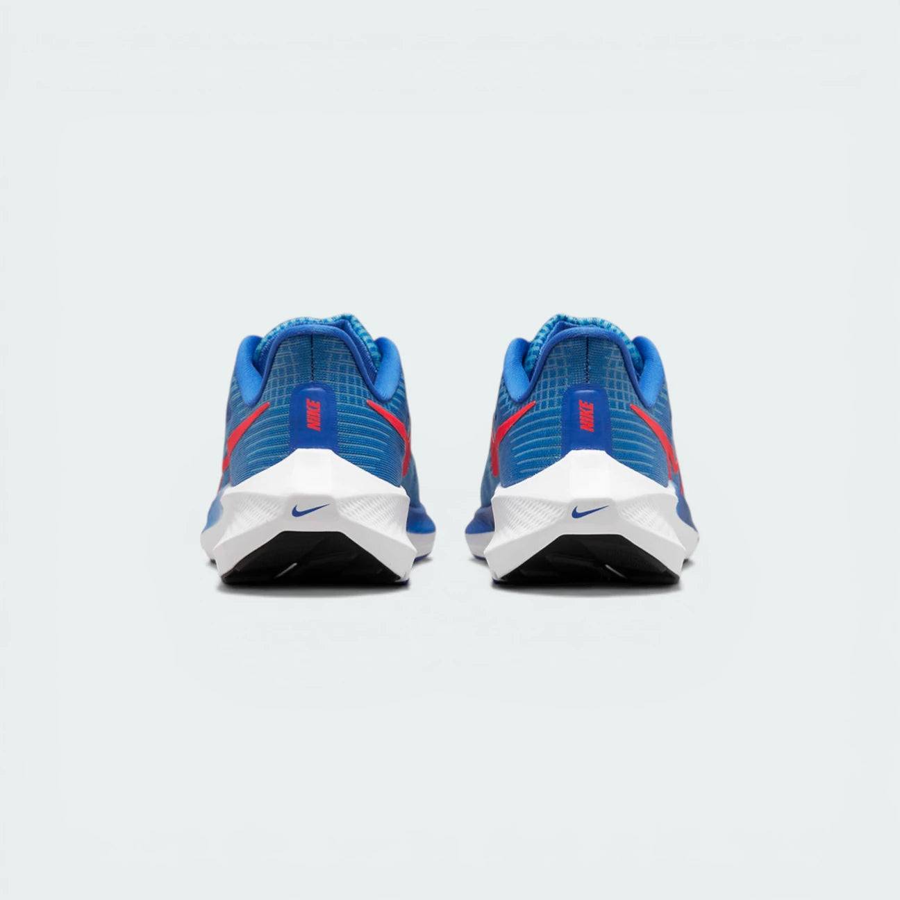 View from behind looking at the heel, focusing on the structured support and the "Air Zoom" branding on the midsole.