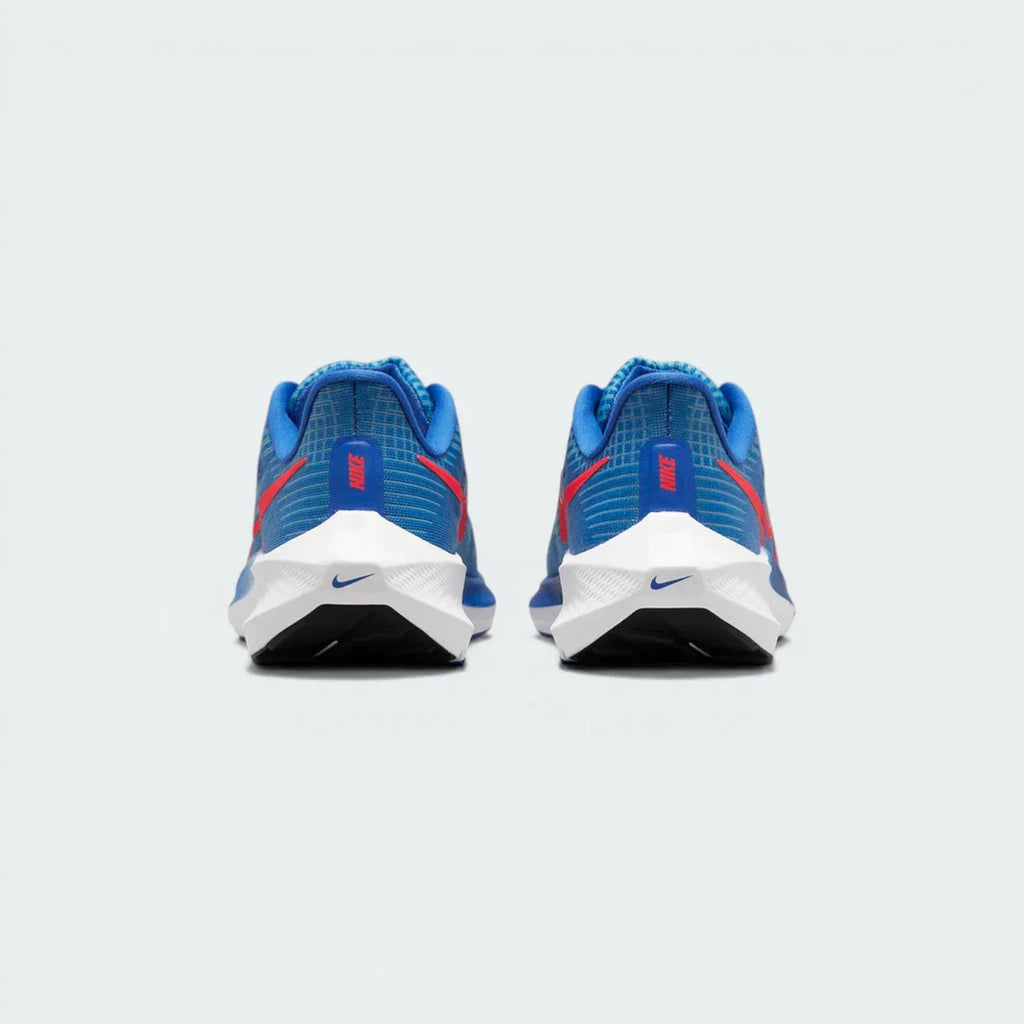 View from behind looking at the heel, focusing on the structured support and the "Air Zoom" branding on the midsole.