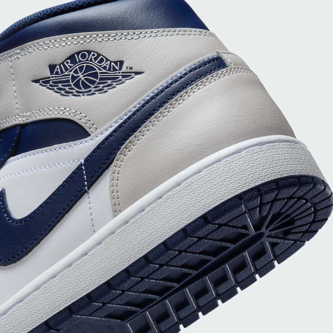 Detailed zoom on the outsole and midsole of the Air Jordan 1 Mid Men's trainers, highlighting the cushioned midsole and durable rubber outsole.