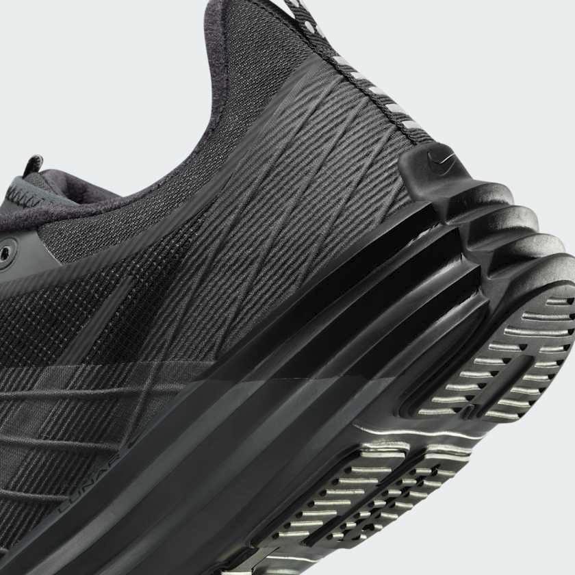 Detailed zoom on the outsole and midsole of the Nike Lunar Roam Men's trainers, highlighting the thick, responsive Lunar foam cushioning and durable rubber outsole.