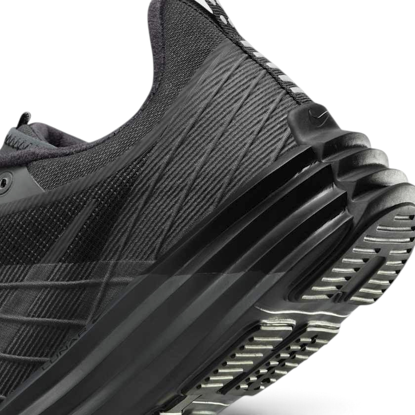 Detailed zoom on the outsole and midsole of the Nike Lunar Roam Men's trainers, highlighting the thick, responsive Lunar foam cushioning and durable rubber outsole.