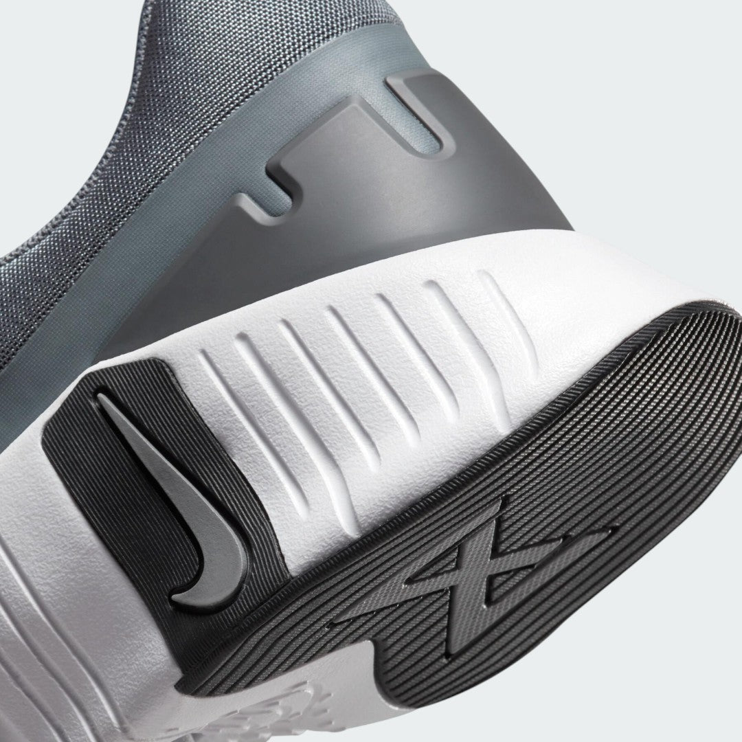 Detailed zoom on the outsole and midsole of the Nike Free Metcon 5 Men's grey training shoes, highlighting the dual-density cushioning and durable rubber for versatile training.