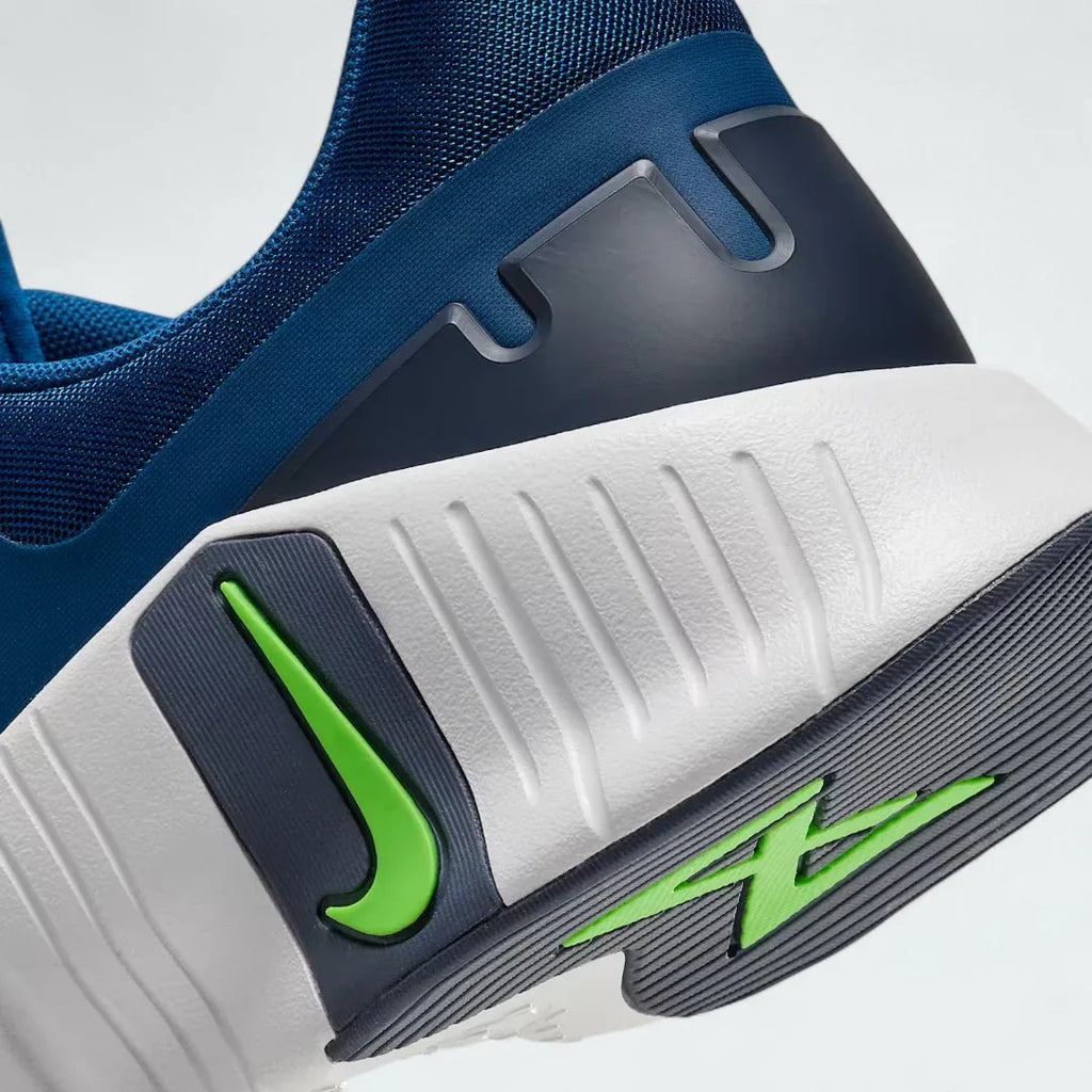 Detailed zoom on the outsole and midsole of the Nike Free Metcon 5 Men's blue training shoes, highlighting the dual-density cushioning and durable rubber for versatile training.