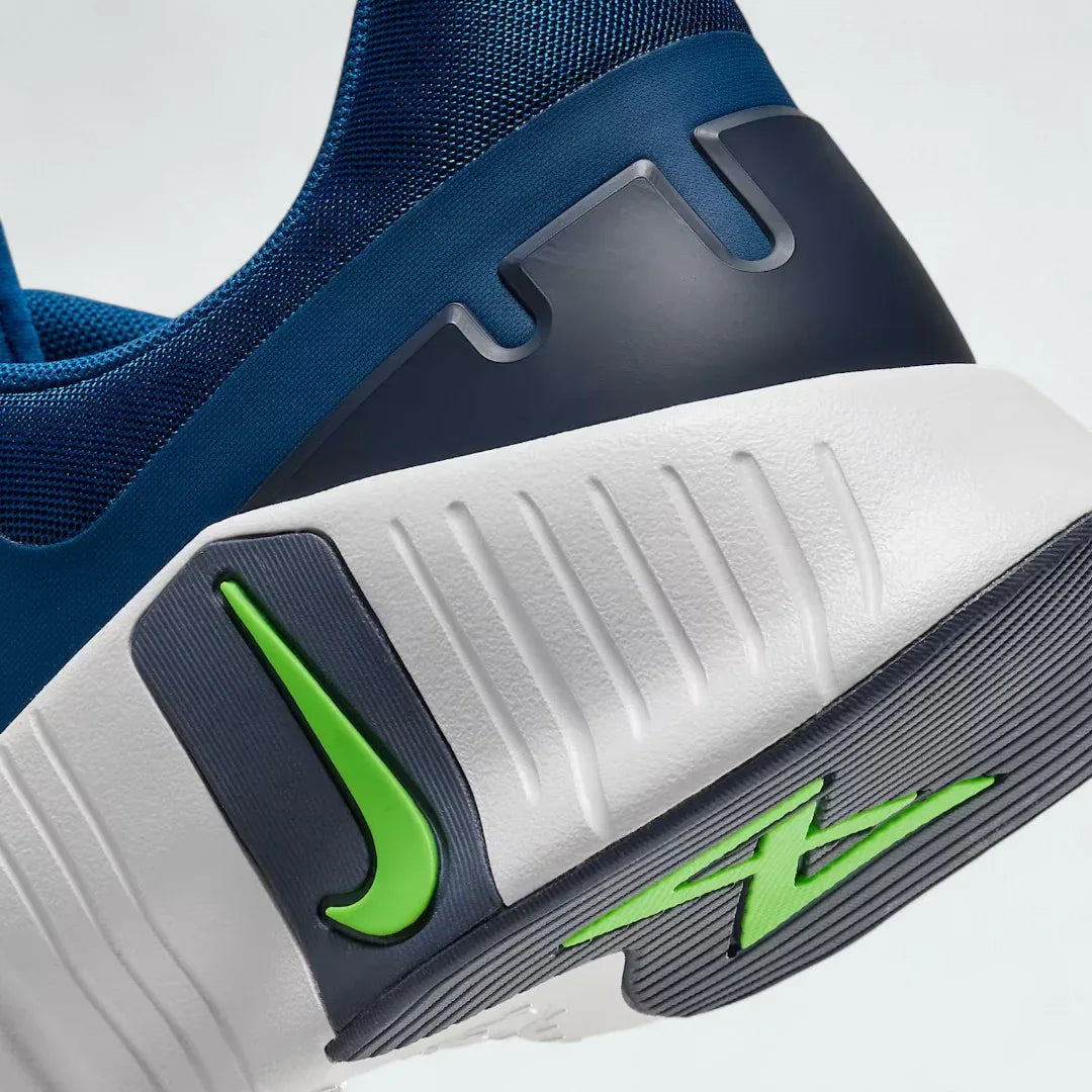 Detailed zoom on the outsole and midsole of the Nike Free Metcon 5 Men's blue training shoes, highlighting the dual-density cushioning and durable rubber for versatile training.