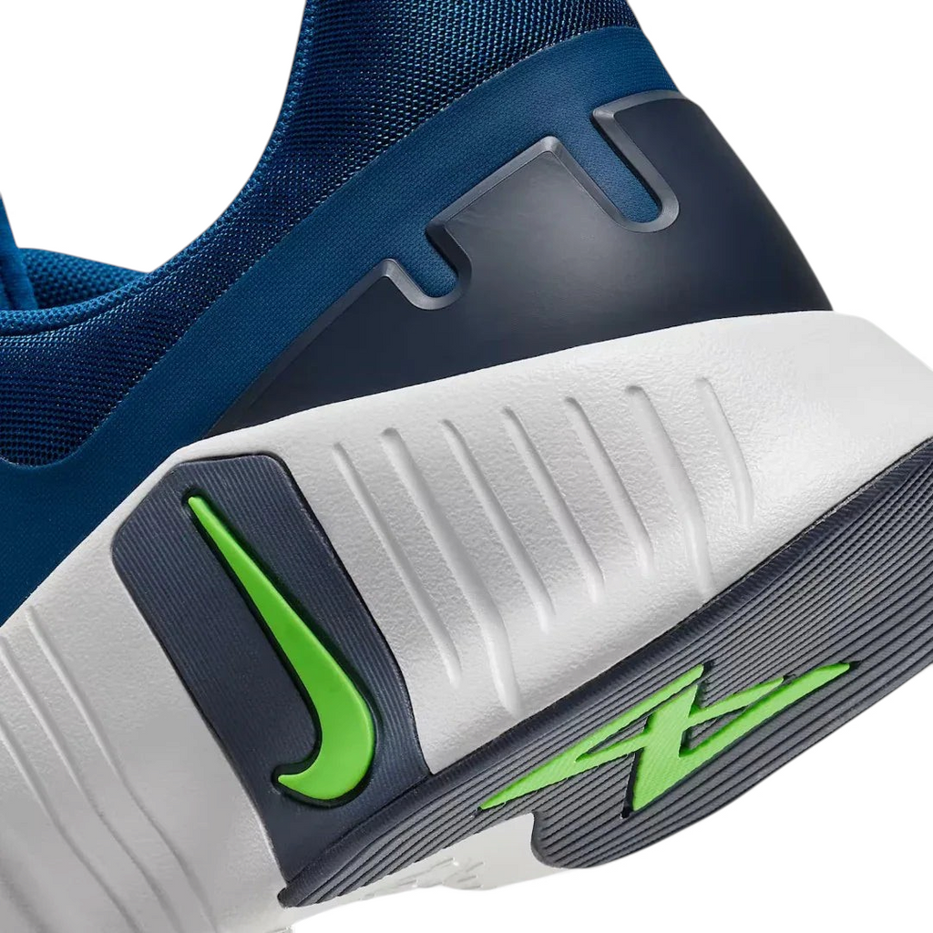 Detailed zoom on the outsole and midsole of the Nike Free Metcon 5 Men's blue training shoes, highlighting the dual-density cushioning and durable rubber for versatile training.