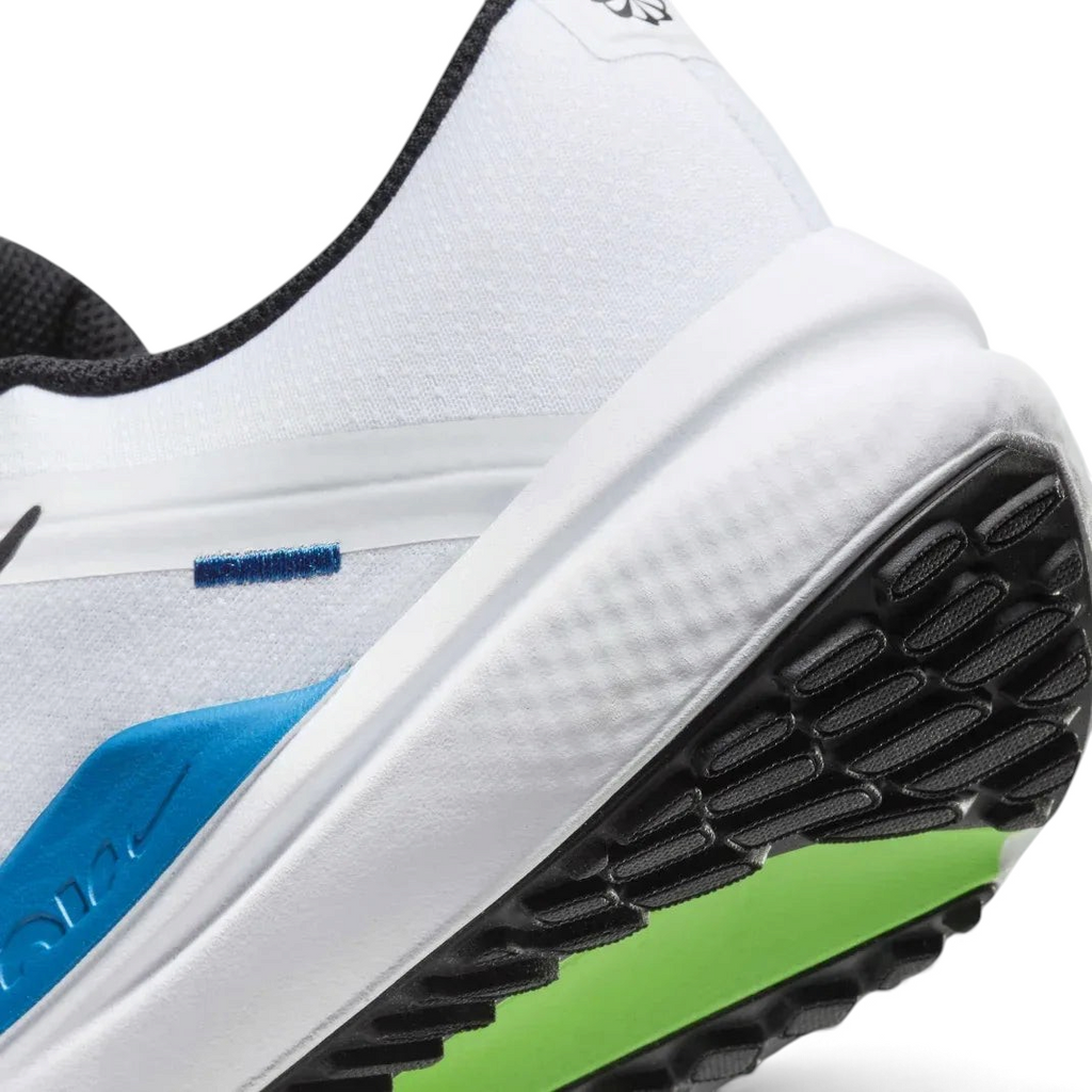 Detailed zoom on the midsole of the white Winflo 10, highlighting the foam cushioning and the Star Blue accents that house the Nike Air unit.