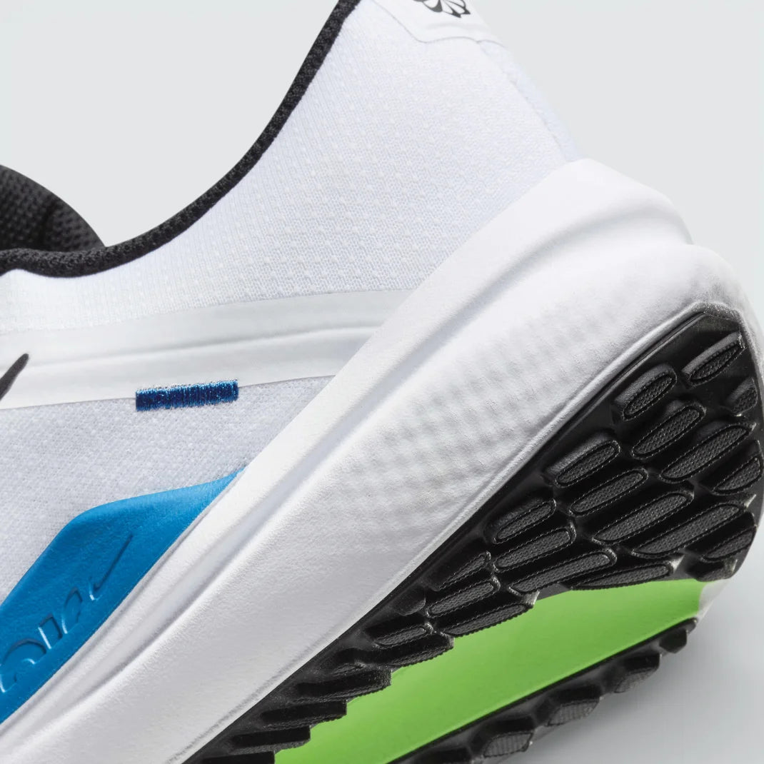 Detailed zoom on the midsole of the white Winflo 10, highlighting the foam cushioning and the Star Blue accents that house the Nike Air unit.