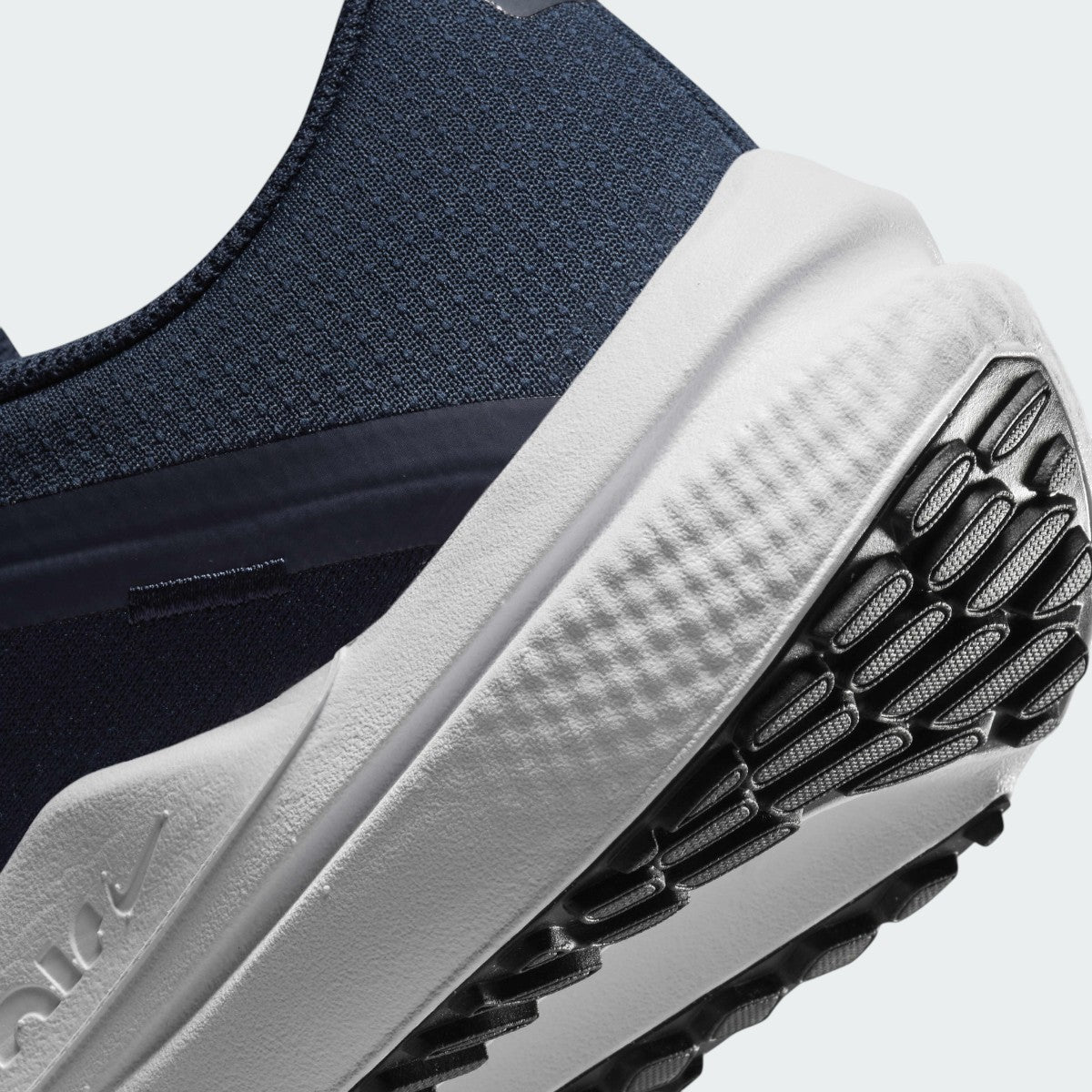 Detailed zoom on the outsole and midsole of the Nike Air Winflo 10 Men's navy running shoes, highlighting the full-length Air cushioning and soft foam.