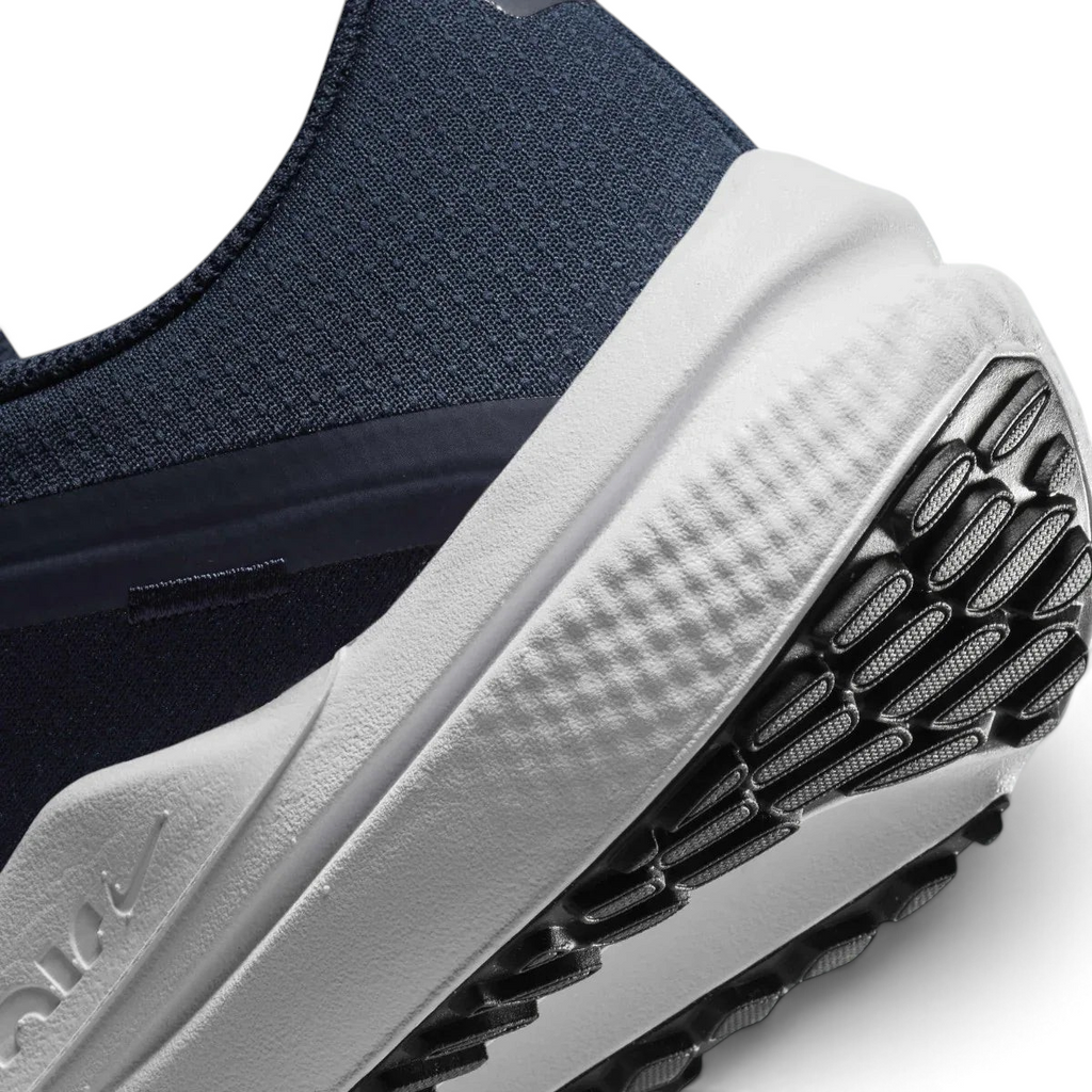 Detailed zoom on the outsole and midsole of the Nike Air Winflo 10 Men's navy running shoes, highlighting the full-length Air cushioning and soft foam.