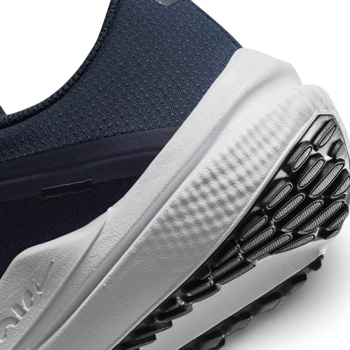 Detailed zoom on the outsole and midsole of the Nike Air Winflo 10 Men's navy running shoes, highlighting the full-length Air cushioning and soft foam.