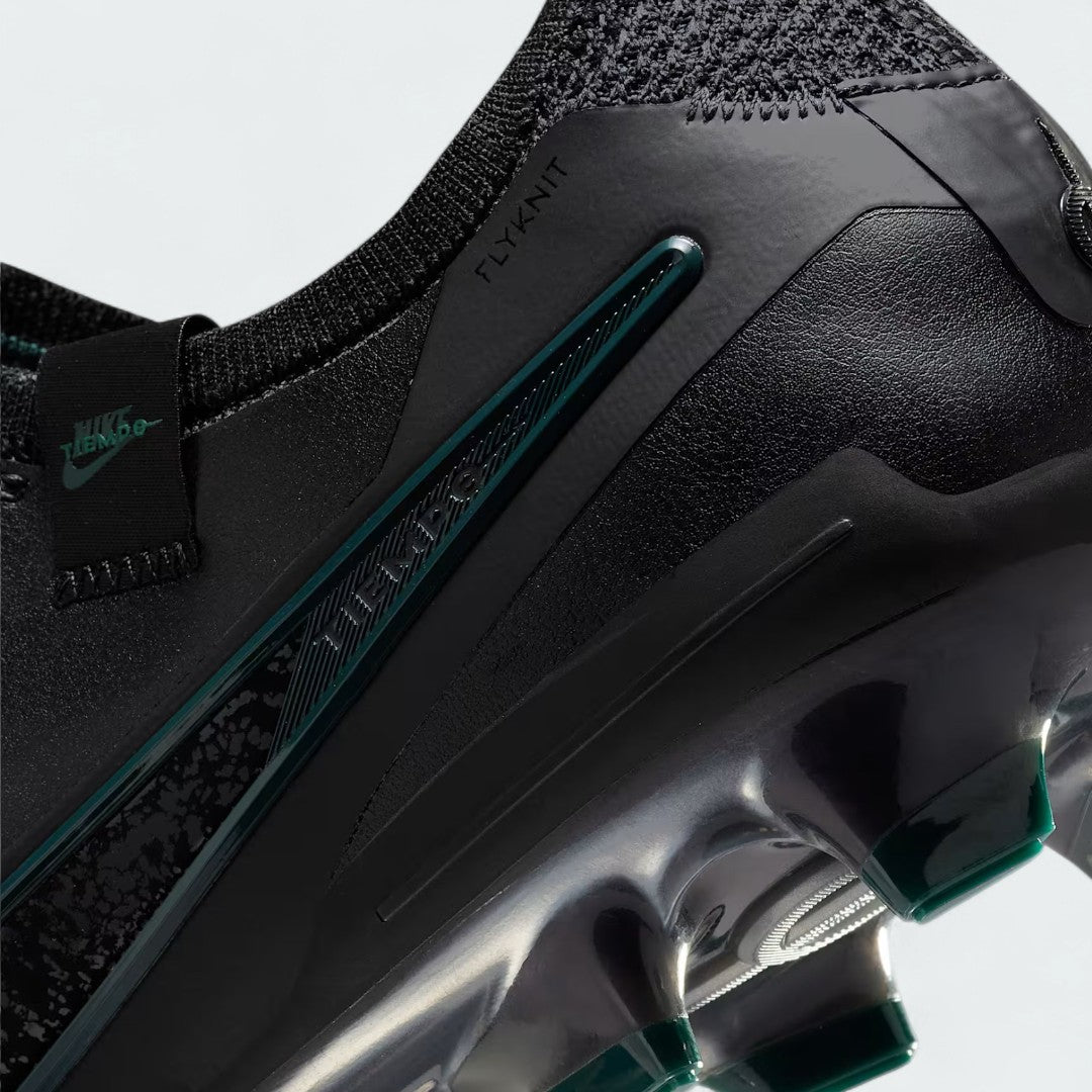 Detailed zoom on the sole of the Nike Legend 10 Elite FG men's boots, highlighting the firm ground stud pattern and transition to the cushioned midsole.