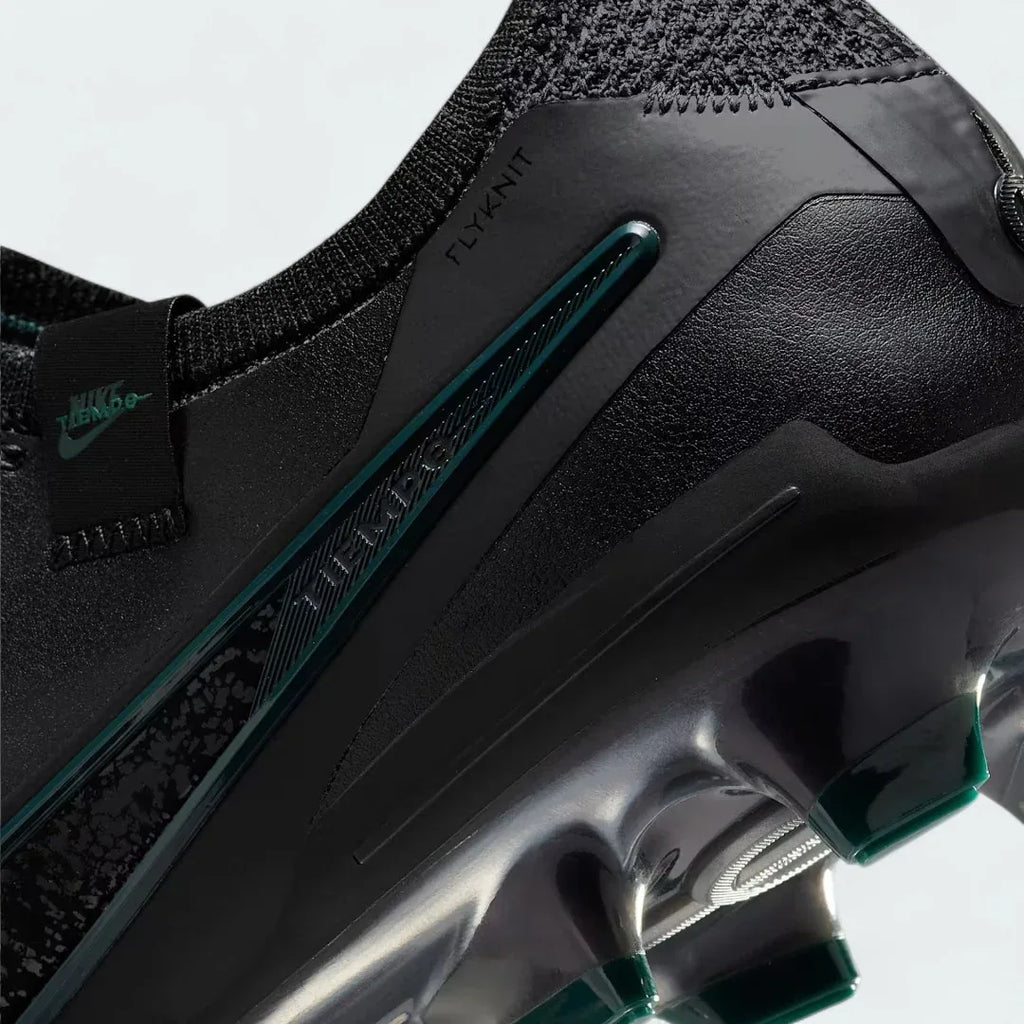 Detailed zoom on the sole of the Nike Legend 10 Elite FG men's boots, highlighting the firm ground stud pattern and transition to the cushioned midsole.