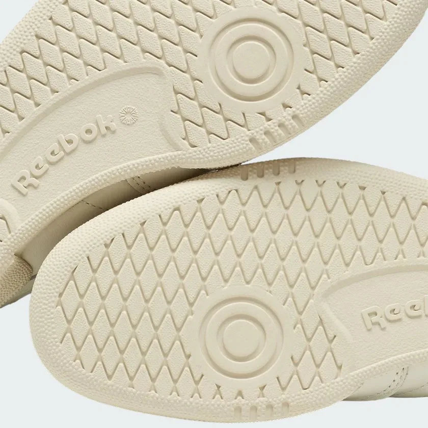 Detailed zoom on the outsole and midsole of the Reebok Classic Club C 85 Vintage chalk trainers, highlighting the cushioned EVA foam and durable rubber outsole.