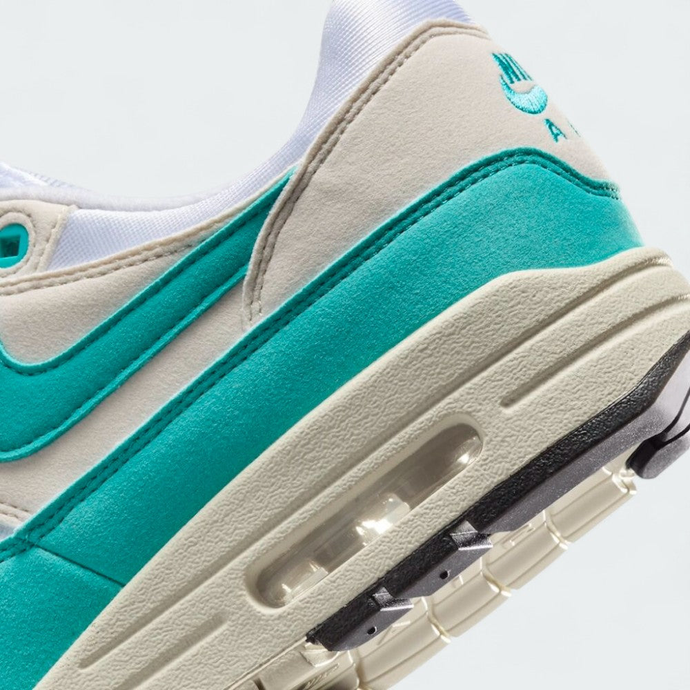 Detailed zoom on the outsole and midsole of the Nike Air Max 1 Women's trainers, highlighting the cushioned foam and visible Max Air unit.