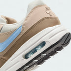 Detailed zoom on the outsole and midsole of the Nike Air Max 1 Juniors' trainers, highlighting the cushioned foam and visible Max Air unit.