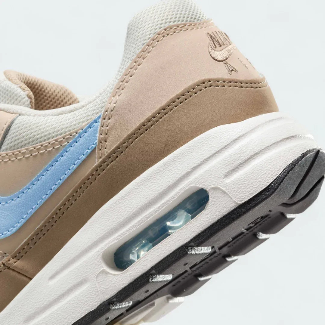 Detailed zoom on the outsole and midsole of the Nike Air Max 1 Juniors' trainers, highlighting the cushioned foam and visible Max Air unit.