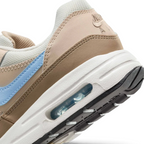 Detailed zoom on the outsole and midsole of the Nike Air Max 1 Juniors' trainers, highlighting the cushioned foam and visible Max Air unit.