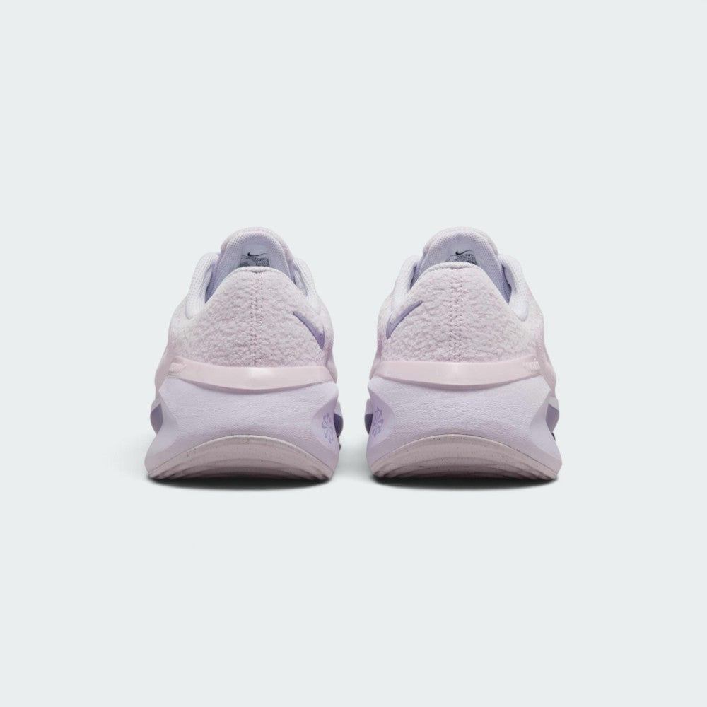 Focuses on the rear profile, highlighting the textured chenille heel counter, moulded pink-lilac heel stability band stamped with "versair" text, and the wide flared base of the foam midsole.