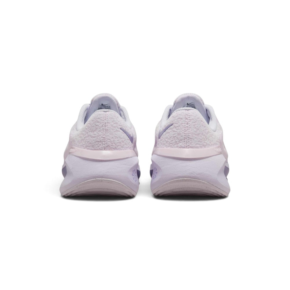 Focuses on the rear profile, highlighting the textured chenille heel counter, moulded pink-lilac heel stability band stamped with "versair" text, and the wide flared base of the foam midsole.