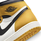 Detailed zoom on the outsole and midsole of the Air Jordan 1 Retro High OG Men's yellow trainers, highlighting the cushioned midsole and durable rubber outsole.