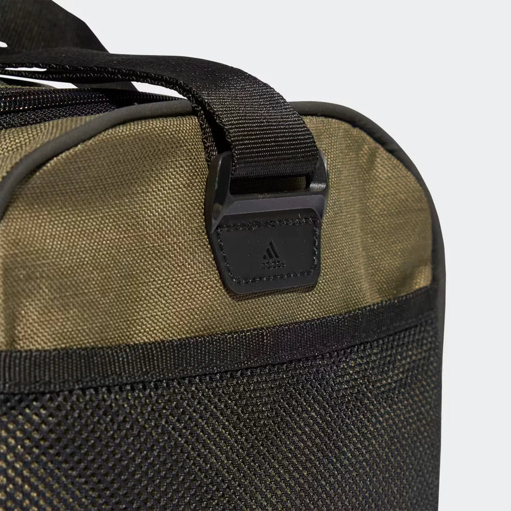 Emphasising the side mesh pocket and the separate zip-entry for the shoe compartment.