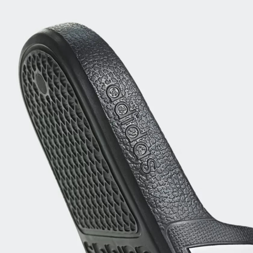 Highlighting the Cloudfoam Footbed Texture, demonstrating the plush cushioning and "pro-level" finish.