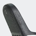 Highlighting the Cloudfoam Footbed Texture, demonstrating the plush cushioning and "pro-level" finish.