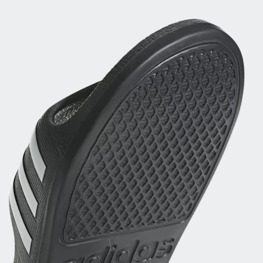 Highlighting the Cloudfoam Footbed Texture, demonstrating the plush cushioning and "pro-level" finish.