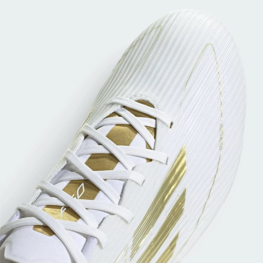 Details the high-definition texture of the Sprintgrid forefoot print and the precision eyelet stitching.