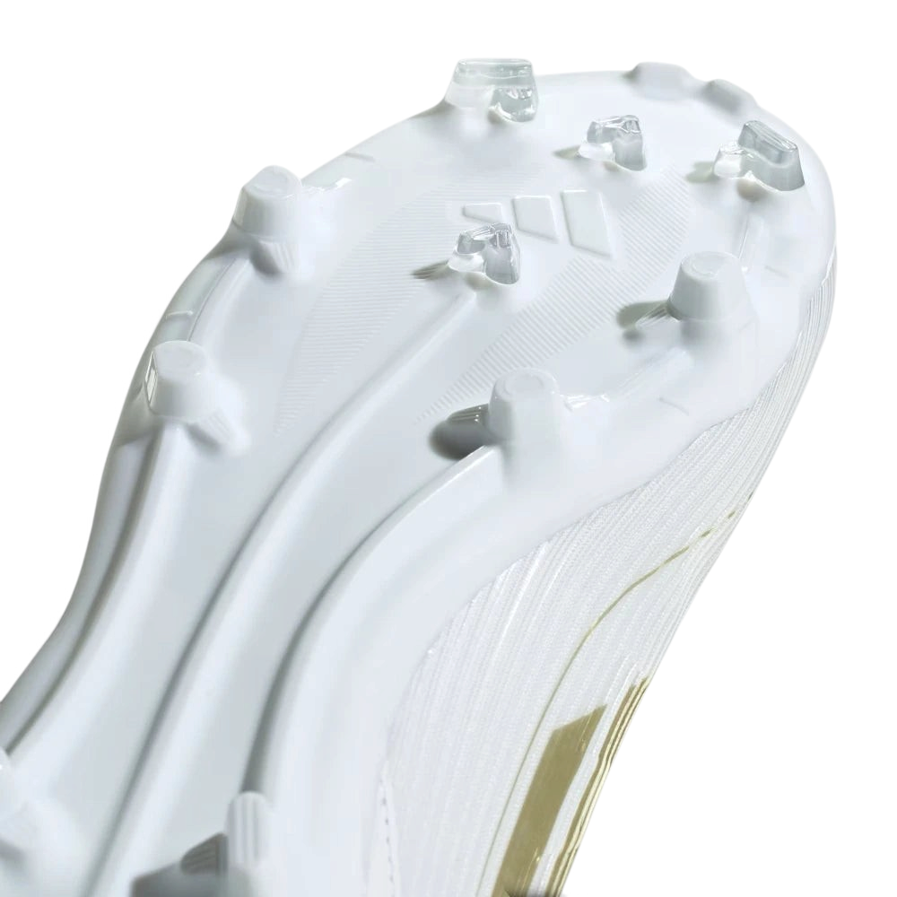 Highlights the "unreal" clean finish of the multi-ground soleplate chassis and the stable integration of the responsive studs.