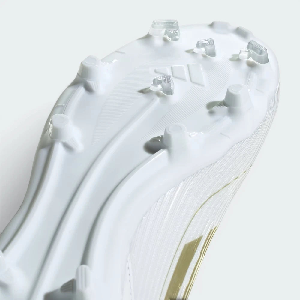Highlights the "unreal" clean finish of the multi-ground soleplate chassis and the stable integration of the responsive studs.