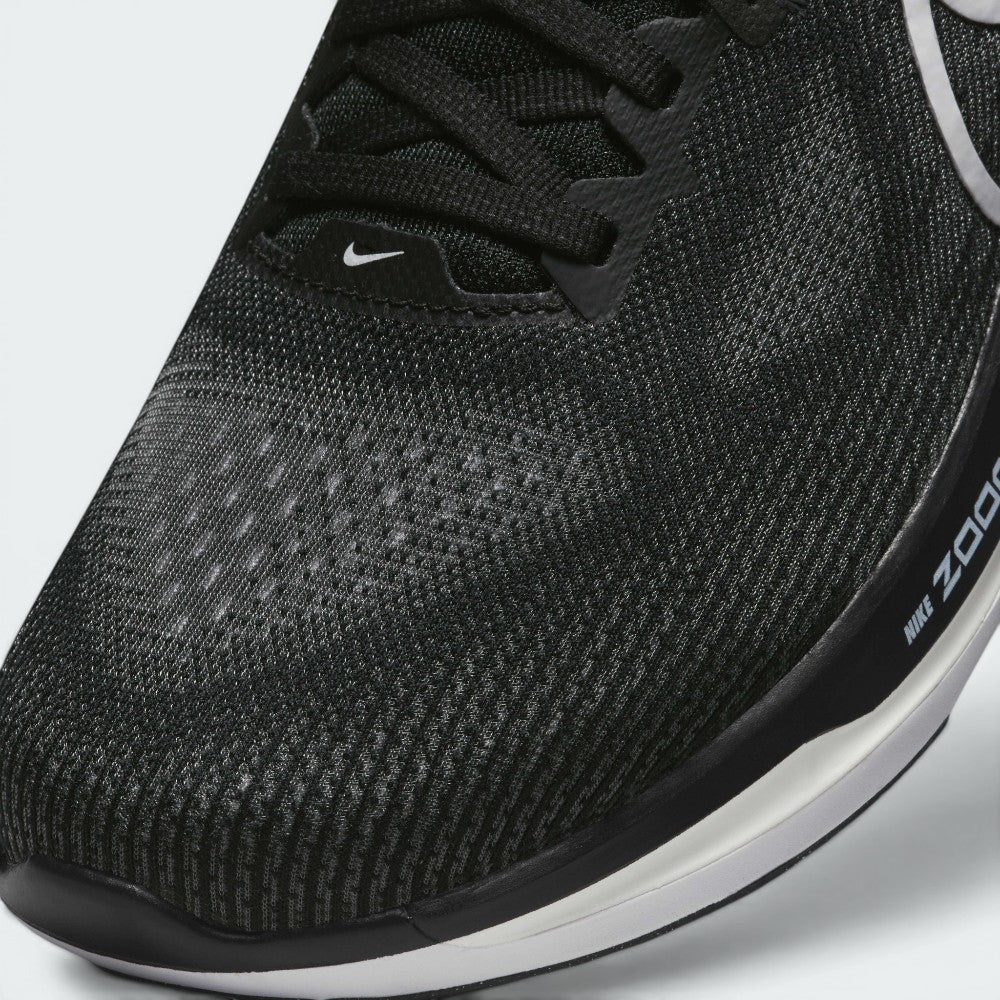 Details the premium precision of the seamless overlays reinforcing the front engineered mesh toe cap to defend against debris, alongside the neat tracking of the black laces.