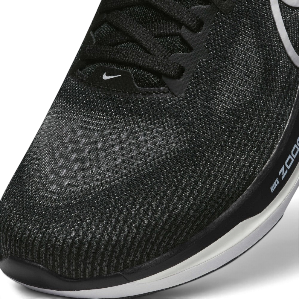 Details the premium precision of the seamless overlays reinforcing the front engineered mesh toe cap to defend against debris, alongside the neat tracking of the black laces.