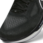 Details the premium precision of the seamless overlays reinforcing the front engineered mesh toe cap to defend against debris, alongside the neat tracking of the black laces.