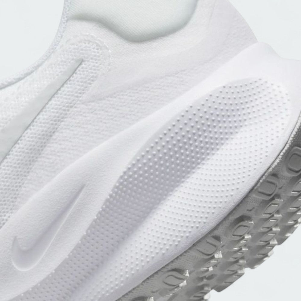 Detailed zoom on the outsole and midsole of the Nike Revolution 7 Men's white running trainers, highlighting the soft foam cushioning and durable rubber outsole.