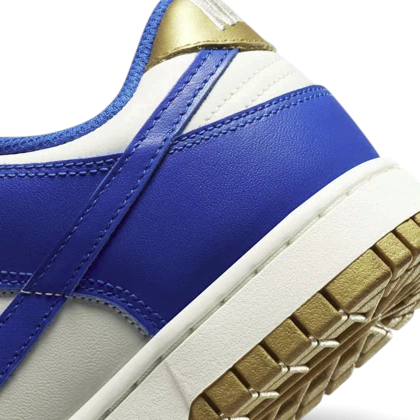 Rear underside close-up of Nike Dunk Low Women's White Leather Trainers FB7173-141 heel and outsole tread detail