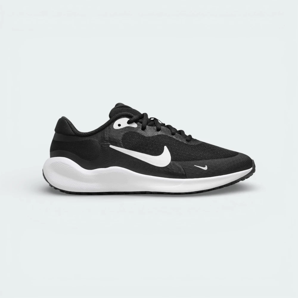 Side profile of the Nike Revolution 7 Juniors in Black, featuring the large white Swoosh and the clean, contoured white foam midsole.