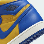 Detailed zoom on the outsole and midsole of the Air Jordan 1 Hi Retro OG Women's yellow and blue trainers, highlighting the cushioned midsole and durable rubber outsole.