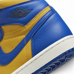 Detailed zoom on the outsole and midsole of the Air Jordan 1 Hi Retro OG Women's yellow and blue trainers, highlighting the cushioned midsole and durable rubber outsole.