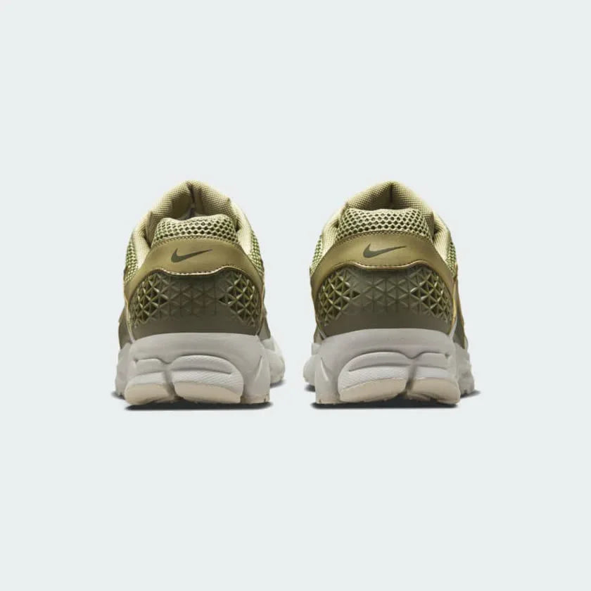 Focuses on the contoured shape of the ventilated plastic heel cage, highlighting the high-definition airflow ports built for continuous cooling.