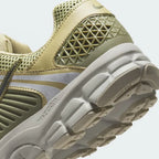 Highlights the "unreal" technical finish where the light bone cushioning wall securely houses the Zoom Air technology above the high-friction rubber base.