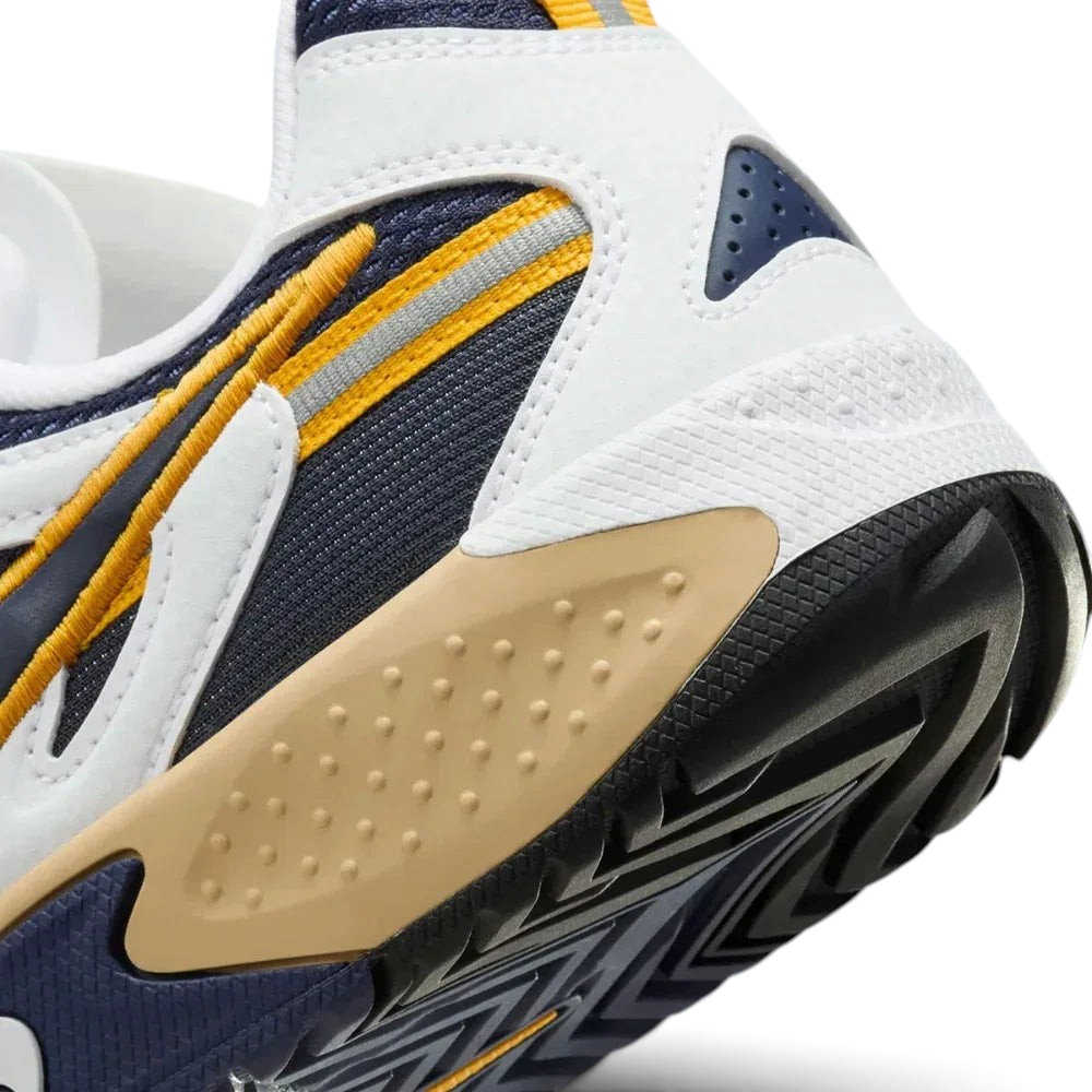 Detailed zoom on the midsole, highlighting the textured grip pattern on the sidewalls and the durable gum rubber edge.