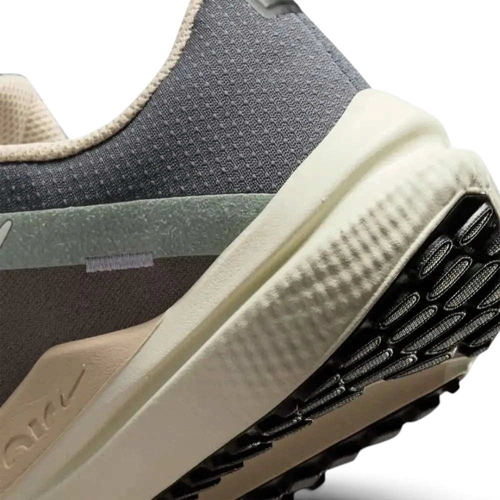 Detailed zoom on the midsole, highlighting the transition between the Nike Air cushioning foam and the durable high-traction rubber outsole.