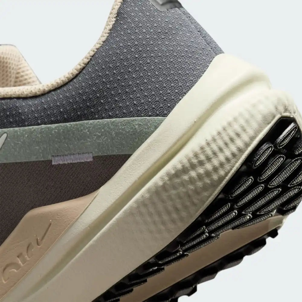 Detailed zoom on the midsole, highlighting the transition between the Nike Air cushioning foam and the durable high-traction rubber outsole.