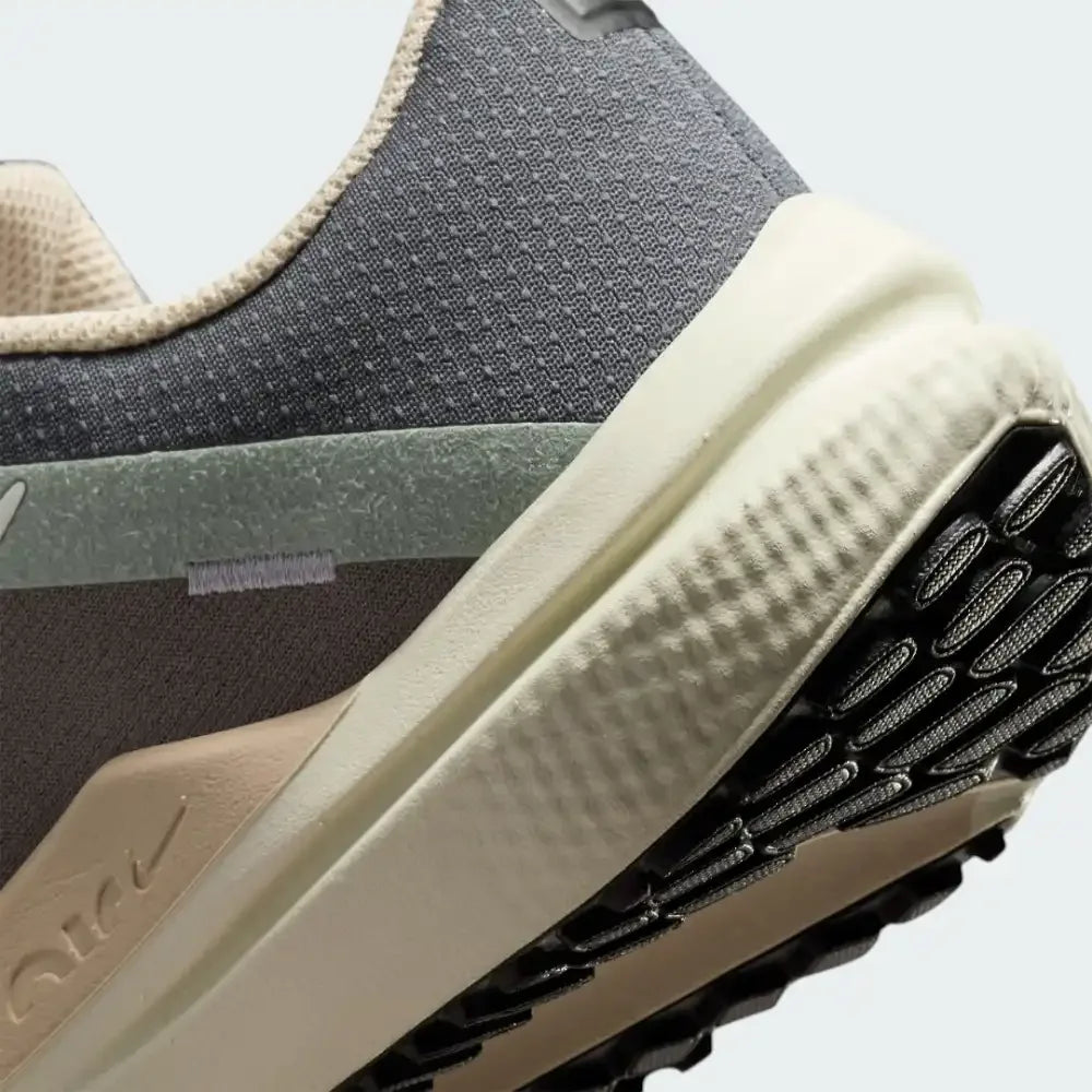 Detailed zoom on the midsole, highlighting the transition between the Nike Air cushioning foam and the durable high-traction rubber outsole.