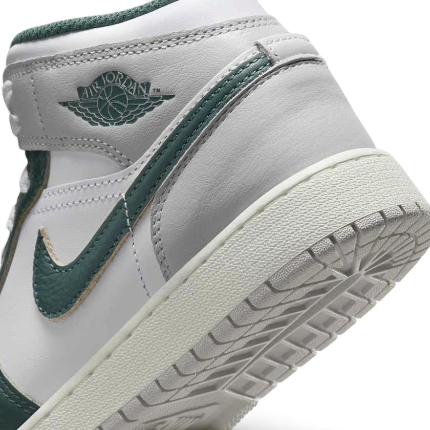 tradesports.co.uk Nike Juniors Air Jordan 1 Mid Special Edition FQ8088 103