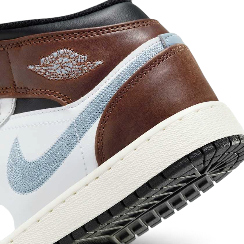 tradesports.co.uk Nike Juniors Air Jordan 1 Mid Special Edition FQ8162 142